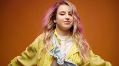 Sarı arka planda şık genç bir kadın