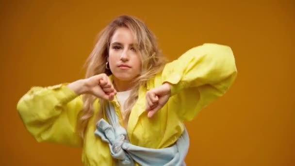Donna ballerina professionista che balla in studio sullo sfondo giallo — Video Stock