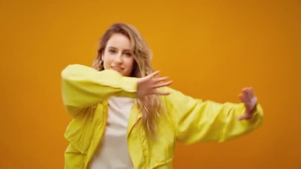 Woman professional dancer dancing in studio against yellow background — Stock Video