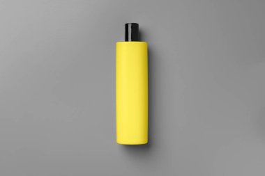 Gri arkaplan görünümlü sarı kozmetik kabı