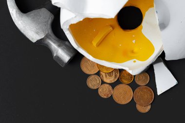 Ukrayna Hryvnia bozukluklarıyla kırılmış domuz kumbarası. Yoksulluk kavramı