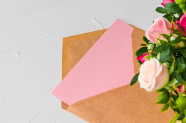 Bir demet çiçekli el işi kağıt zarf.