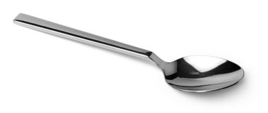 Gümüş kaşık beyaz arkaplanda izole edilmiş. Yakın plan.