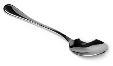 Gümüş kaşık beyaz arkaplanda izole edilmiş. Yakın plan.