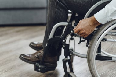 Tekerlekli sandalyede oturan tanınmayan bir adam.