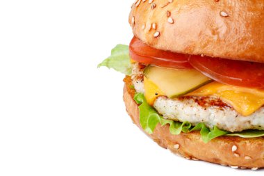 Beyaz arka planda taze lezzetli bir burger yakın plan.