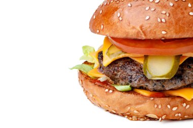 Beyaz arka planda taze lezzetli bir burger yakın plan.