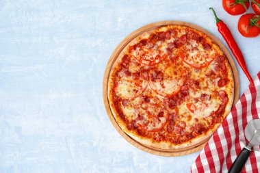 Gri arka planda sosisli lezzetli pizza.