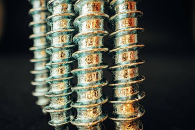 Birçok metal vida beton kapalı