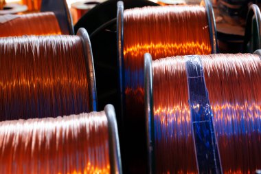 Kablo fabrikasındaki bakır tel makaraları kapatın.