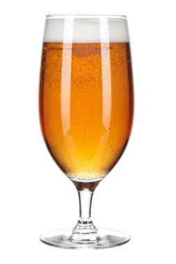 Beyaz arka planda izole edilmiş bir bardak bira.
