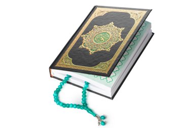 İslami Kitap Kutsal Kur 'an ve arkaplanda boncuklar