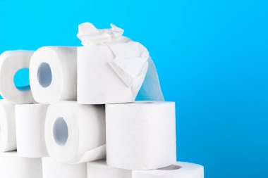 Tuvalet kağıdı. Mavi arkaplanda yakın çekim