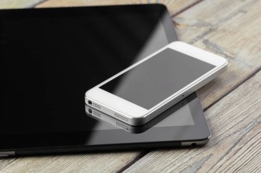 Çalışma yeri, ahşap masa.