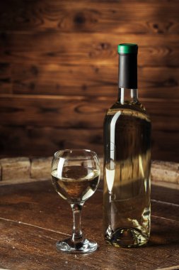 Cam kaplı şarap şişeleri, ahşap arka plan