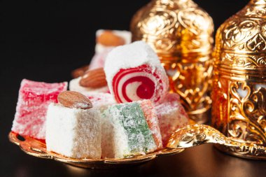 Geleneksel Türk kahvesi ve Türk lokumu