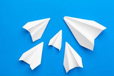 Donanma kağıdında beyaz kağıt uçak