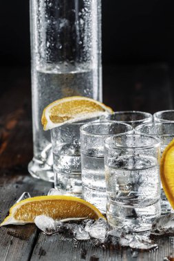 Kırsal ahşap arka planda shot bardaklarında votka