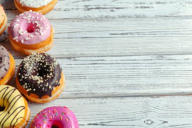 Ahşap arka planda jöleli çörekler