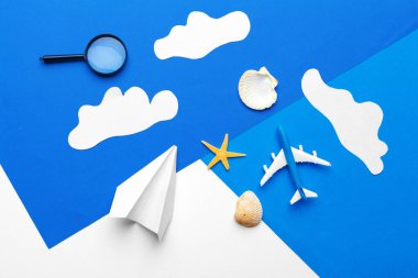 Mavi arka planda bulutlu kağıt uçak