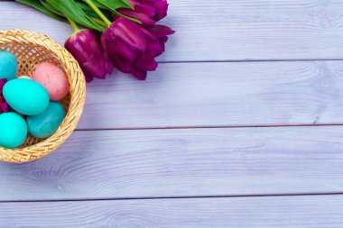 Paskalya geçmişi. Saman yuvasında renkli yumurtalar