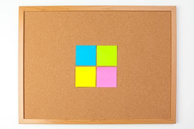 İğneli birkaç renkli boş nota içeren mantar tahtası