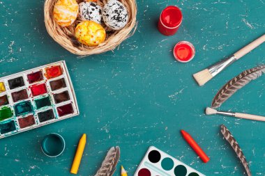 Paskalya yumurtası boyama işlemi. Paskalya için hazırlanılıyor.