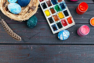 Paskalya yumurtası boyama işlemi. Paskalya için hazırlanılıyor.