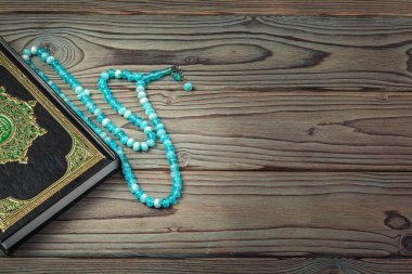 Tahta arka planda boncukları olan Kur 'an-ı Kerim
