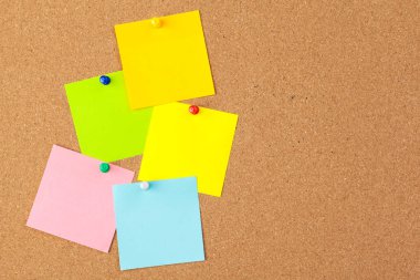 İğneli birkaç renkli boş nota içeren mantar tahtası