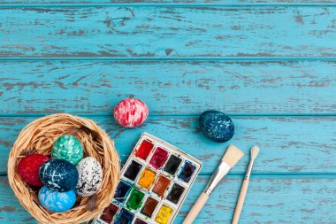 Paskalya yumurtası boyama işlemi. Paskalya için hazırlanılıyor.