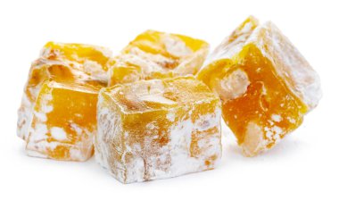 Sarı Türk Lokumu Tatlıları beyaz üzerine izole edilmiş