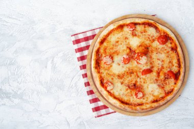 Gri yüzeyde pizza Margherita manzarası