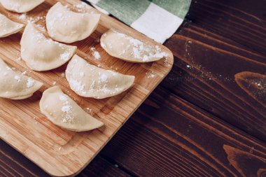 Tahtaya çiğ doldurulmuş Rus köftesi.