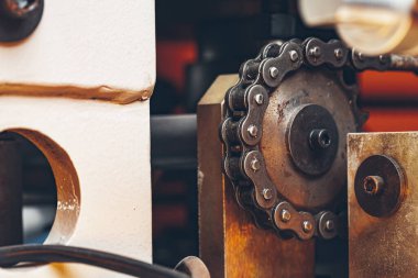 Kablo fabrikasında üretim hattında metal taşıma bandı zinciri.