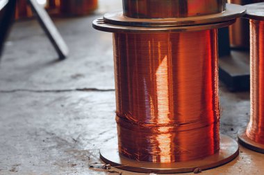 Kablo fabrikasındaki bakır tel makaraları kapatın.