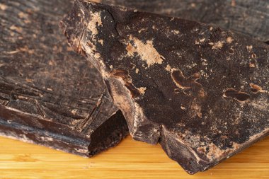 Doğal siyah çikolata parçaları. Yaklaş.