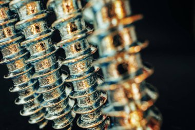 Birçok metal vida beton kapalı