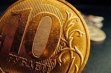 Koyu arkaplanda Rus rublesi parası
