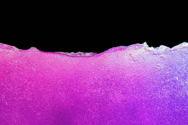 Siyah arkaplana karşı kaynayan pembe su