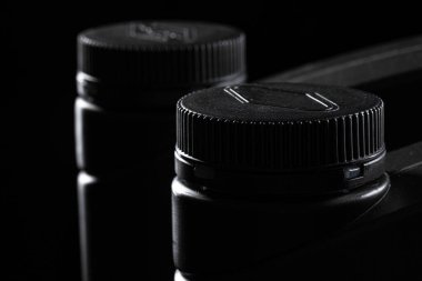 Motor yağı şişesi siyah arka planda, kapat..