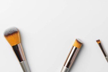 Makyaj fırçaları beyaz arkaplanda izole edilmiş, kapat