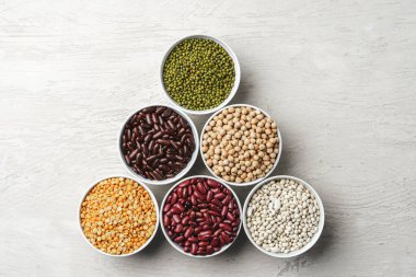 Beyaz taş masadaki fasulye çeşitleri, kapatın..