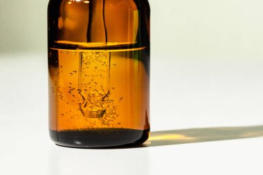 Yağlı cilt serumlu kahverengi cam şişeler. Yaklaş.