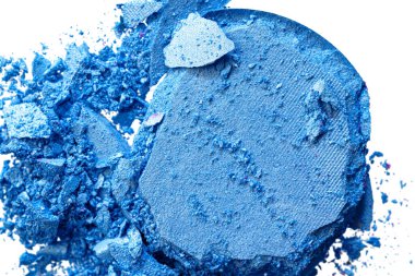 Göz makyajı için ezilmiş gözkapakları beyaza izole edilmiş.