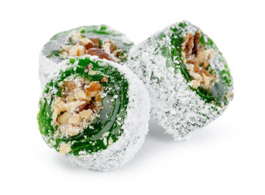 Beyaz üzerine izole edilmiş toz şeker üzerine fındıklı yeşil Türk Lokumu