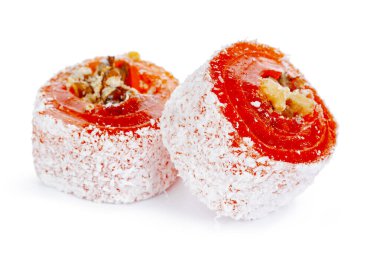 Beyaz üzerine izole edilmiş pudra şekerli fındıklı turuncu Türk lokumu