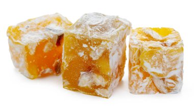 Sarı Türk Lokumu Tatlıları beyaz üzerine izole edilmiş