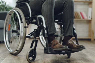 Tekerlekli sandalyede oturan tanınmayan bir adam.