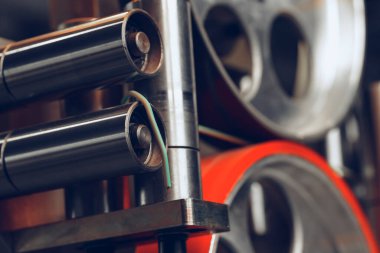 Bir fabrikada kablo üretimi süreci